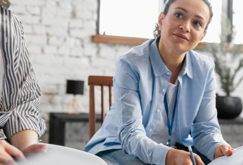 Diferencia entre un coach ontológico escuchando activamente y un mentor dando instrucciones directas.