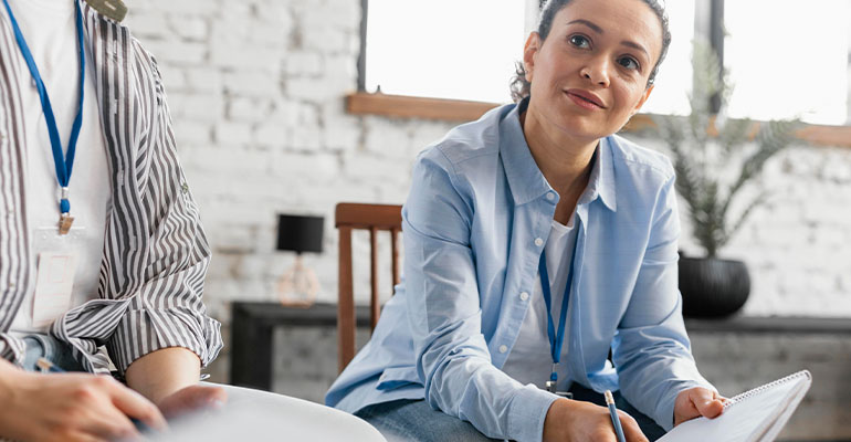 Diferencia entre un coach ontológico escuchando activamente y un mentor dando instrucciones directas.