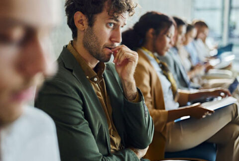 Profesional trabajando en su computadora aplicando estrategias y consejos sobre cómo encontrar trabajo en empresas tecnológicas.