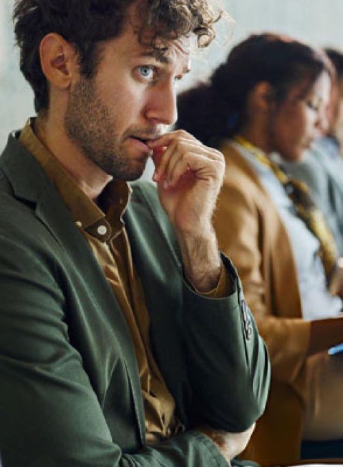 Profesional trabajando en su computadora aplicando estrategias y consejos sobre cómo encontrar trabajo en empresas tecnológicas.
