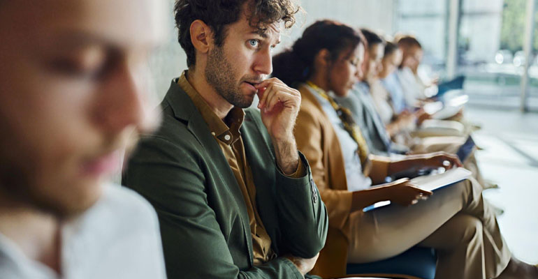 Profesional trabajando en su computadora aplicando estrategias y consejos sobre cómo encontrar trabajo en empresas tecnológicas.