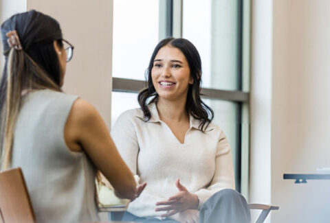 Diagrama conceptual explicando qué es el Coaching Ontológico, sus pilares de lenguaje, cuerpo y emoción frente al modelo OAR.