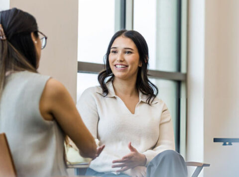 Diagrama conceptual explicando qué es el Coaching Ontológico, sus pilares de lenguaje, cuerpo y emoción frente al modelo OAR.