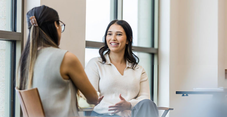 Diagrama conceptual explicando qué es el Coaching Ontológico, sus pilares de lenguaje, cuerpo y emoción frente al modelo OAR.