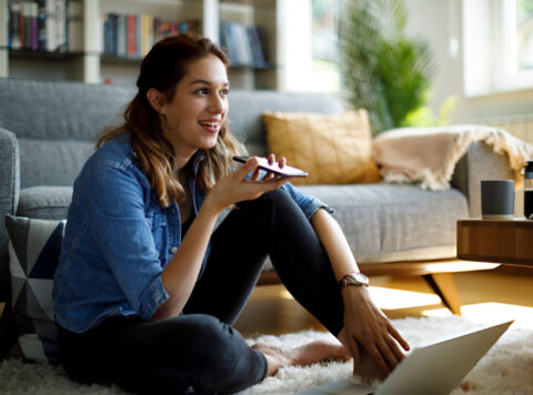 Representación visual de los riesgos de usar a ChatGPT como psicólogo, mostrando la desconexión emocional de la inteligencia artificial frente a la terapia humana.