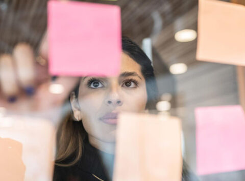 Profesional planificando sus métricas en una libreta, aplicando la metodología OKR para la vida diaria y objetivos corporativos.