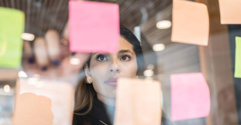 Profesional planificando sus métricas en una libreta, aplicando la metodología OKR para la vida diaria y objetivos corporativos.