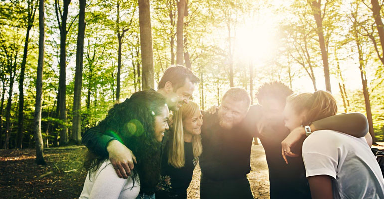 Equipo corporativo durante team building que funciona con senderismo y coaching ontológico