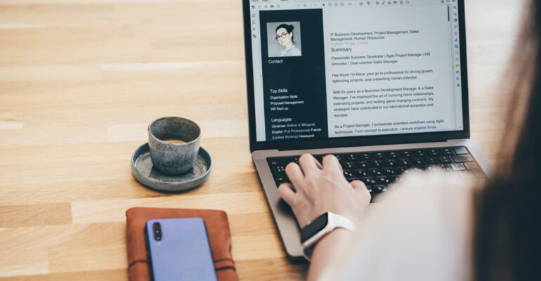 Por qué no te llaman después de enviar tu CV: 7 causas reales, cómo identificarlas y qué ajustar primero. Guía práctica, sin promesas vacías.