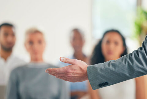 La desconfianza erosiona rentabilidad y rotación de talento. Análisis de costos reales, síntomas ocultos y cómo reconstruir confianza con Coaching Ontológico.