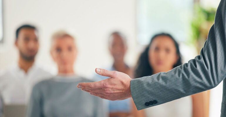 La desconfianza erosiona rentabilidad y rotación de talento. Análisis de costos reales, síntomas ocultos y cómo reconstruir confianza con Coaching Ontológico.